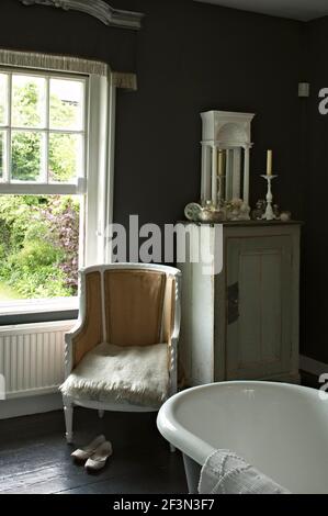 Articles affichés sur le meuble en bois dans le coin de la salle de bains dans Domicile au Royaume-Uni Banque D'Images