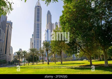 Dubaï - eau - 18 décembre 2020 : Dubaï - Al Sufouh deuxième. Quartier populaire de Media City avec un grand parc vert et vue sur la tour Princess sans pe Banque D'Images