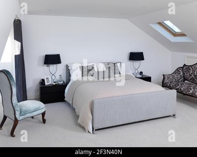 Des lampes sur les tables de chevet de chaque côté du lit double, UK Home Banque D'Images