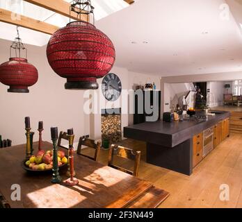 Table et chaises dans une cuisine ouverte spacieuse, maison de Londres, Royaume-Uni Banque D'Images