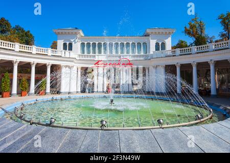 Kislovodsk, Russie - 29 septembre 2020 : Colonnade avec fontaine à l'entrée du parc du boulevard Kurortny dans la ville thermale de Kislovodsk, eaux minérales caucasiennes Banque D'Images