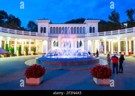 Kislovodsk, Russie - 28 septembre 2020 : Colonnade avec fontaine à l'entrée du parc du boulevard Kurortny dans la ville thermale de Kislovodsk, eaux minérales caucasiennes Banque D'Images