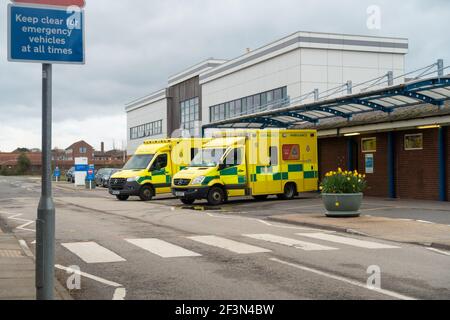 Ambulances de la côte sud-est, ambulance d'urgence, à l'extérieur de l'hôpital général du district d'Eastbourne avec panneau Keep Clear, Eastbourne, East Sussex, royaume-uni Banque D'Images
