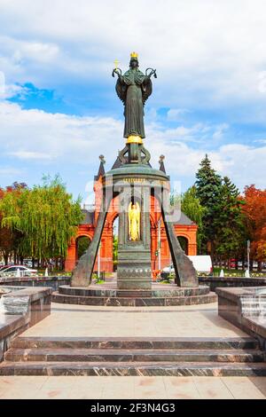 Krasnodar, Russie - 01 octobre 2020 : monument à la Sainte-Grande Martyr Sainte-Catherine et fontaine à la rue Krasnaya dans le centre de Krasnodar Banque D'Images