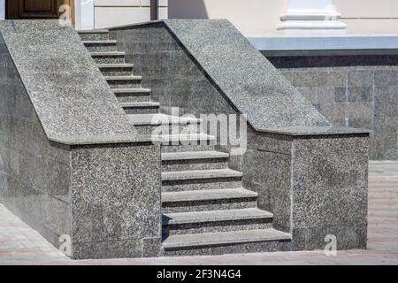 Les marches en granit gris de l'escalier à l'entrée arrière du capitole administratif, un bâtiment architectural ensoleillé, personne. Banque D'Images