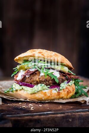 Hamburger au poulet avec avocat en purée Banque D'Images