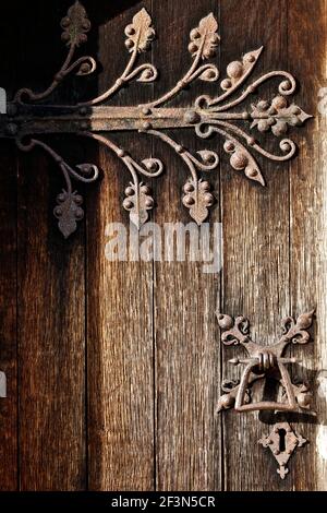 Charnières métalliques médiévale décoratifs ornent la porte d'une ancienne église English dans le Hertfordshire, en Angleterre. Banque D'Images