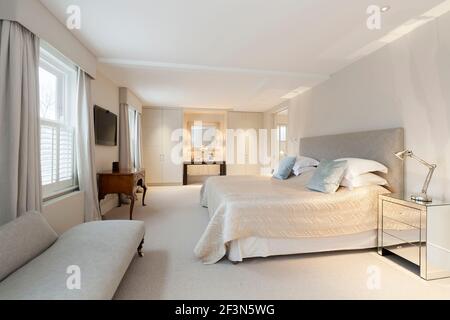 Grande maison familiale à Wandsworth, avec sous-sol et extension de cuisine ouverte. Chambre principale avec grand lit, placards intégrés et coiffeuse Banque D'Images