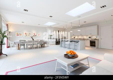 Grande maison familiale à Wandsworth, avec sous-sol et extension de cuisine ouverte. Vue du salon vers la table à manger et la cuisine avec AGA noir Banque D'Images