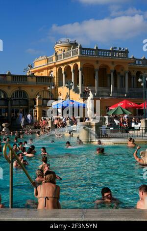 Szechenyi Spas, l'un des plus grands bains de santé et spas d'Europe, situé dans le parc de la ville de Budapest, non loin du centre-ville. Banque D'Images