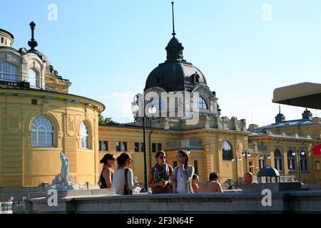 Szechenyi Spas, l'un des plus grands bains de santé et spas d'Europe, situé dans le parc de la ville de Budapest, non loin du centre-ville. Banque D'Images