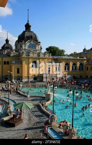 Szechenyi Spas, l'un des plus grands bains de santé et spas d'Europe, situé dans le parc de la ville de Budapest, non loin du centre-ville. Banque D'Images