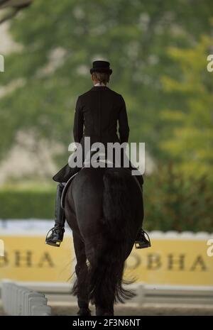 cavalier de dressage sur une balle de cheval de derrière montrant le siège approprié et positionner les feuilles vertes de l'arbre dans la salle de format vertical d'arrière-plan pour type et générique Banque D'Images