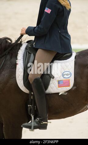 Cavalier de dressage équestre dans le siège de dressage approprié montrant le grand noir bottes de dressage beige jodhpurs anglais cuir dressage selle blanc selle bloc Banque D'Images