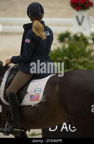 Cavalier de dressage équestre dans le siège de dressage approprié montrant le grand noir bottes de dressage beige jodhpurs anglais cuir dressage selle blanc selle bloc Banque D'Images