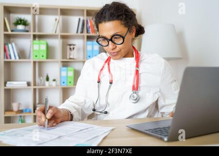 Médecin aidant le patient via la télésanté effectuant un appel vidéo