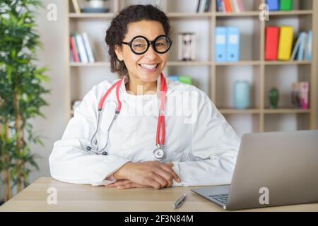 Médecin aidant le patient via la télésanté effectuant un appel vidéo
