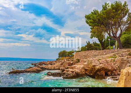 Magnifique plage turquoise et rocheuse et promenade à Novi Vinodolski Croatie. Banque D'Images