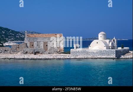 Alimena est une île abandonnée dans le groupe Dodécanèse, un voyage en bateau facile au départ de Halki et célèbre pour son église phare d'Ayios Minas. Banque D'Images