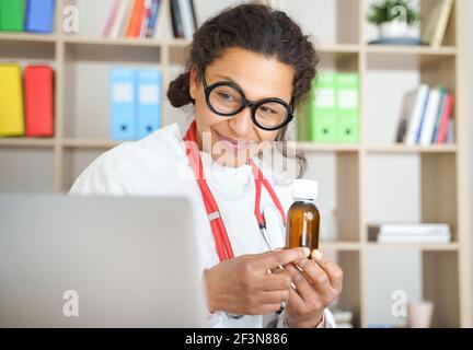 Médecin aidant le patient via la télésanté effectuant un appel vidéo