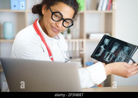 Médecin aidant le patient via la télésanté effectuant un appel vidéo