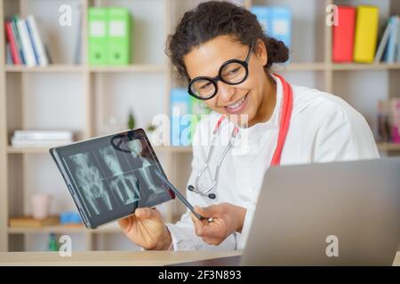 Médecin aidant le patient via la télésanté effectuant un appel vidéo