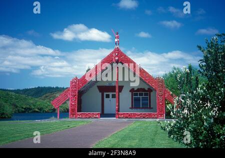 Les maisons de réunion maori ont richement décoré et finement sculpté des planches sur le . Ils sont l'emplacement pour de nombreuses fonctions importantes de la communauté comme un Banque D'Images