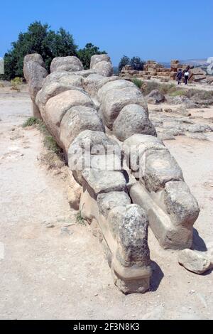 Agrigento était le centre de la domination grecque, romaine et puis carthéginienne sur l'île de Sicile. La vallée des temples a beaucoup de télamones sculptées et St Banque D'Images