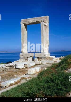 Le Portara une porte en marbre qui a été construite au 6ème siècle av. J.-C. sont tout ce qui reste d'un temple dédié à Apollon sur l'île de Palatia. Banque D'Images