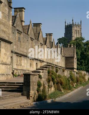 Chipping Campden est une petite ville traditionnelle avec des bâtiments historiques tels que la terrasse de maisons d'alms près de l'église. Banque D'Images