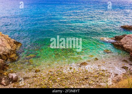 Magnifique plage turquoise et rocheuse et promenade à Novi Vinodolski Croatie. Banque D'Images