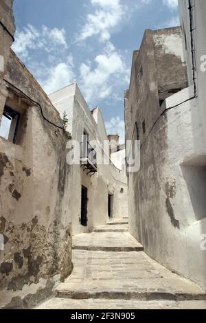 Vejer de la Frontera est une ville espagnole dont l'architecture rappelle la règle de style mauresque. Banque D'Images