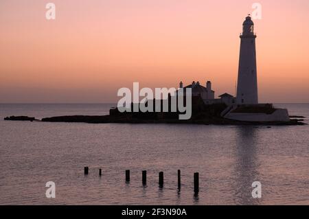 Le phare de St Mary est situé sur une petite île sur la côte nord-est de l'Angleterre et n'est plus un phare en activité. Banque D'Images
