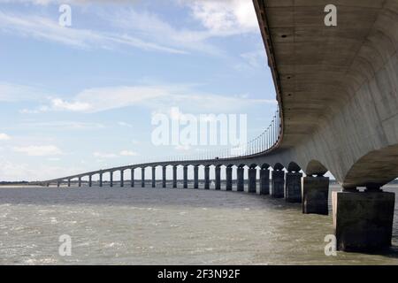 L'île de Ré est une station balnéaire populaire au large de la Rochelle, et l'île est reliée au continent par un pont à péage de trois kilomètres de long Banque D'Images