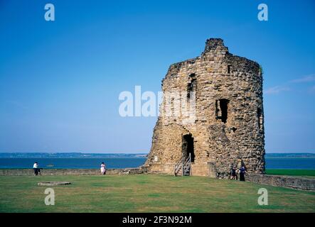 Château de Flint. Vestiges en ruines de la vieille tour en pierre du nord-est. Mer en arrière-plan. Bateau. Personnes. Flintshire. A retourné 1,5,07. Banque D'Images