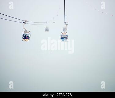 Il y a un téléphérique ou une promenade en gondole pour le projet Ngong Ping 360 sur l'île de Lantau, depuis Tung Ching. Banque D'Images