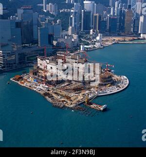 Le centre de congrès et d'expositions de New Hong Kong a été construit en 1996 sur des terres récupérées au large de North Wanchai. Les sections de toit ont été levées en pos Banque D'Images