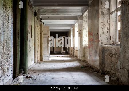 Il y a beaucoup de grands bâtiments autrefois dans toute l'Ekaterinbourg comme cet hôpital qui se trouve maintenant dans un état de réparation et de dérATION. Banque D'Images