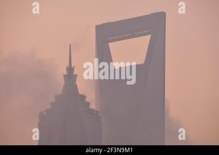 Le quartier de Pudong à Shanghai est l'un des plus importants centres financiers et commerciaux de Chine, et une ville commerciale de statut international. Le Banque D'Images