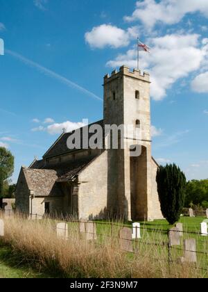 Swinbrook village est un petit village sur la rivière Windrush, de maisons traditionnelles en pierre de Cotswold, construit dans la pierre locale. La petite église de St Mar Banque D'Images