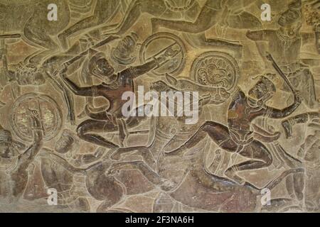 Mur sculpté bas-reliefs sur le mur du bâtiment extérieur à Angkor Wat, un complexe de temple construit pour le roi Suryavarman II au début du XIIe siècle comme h Banque D'Images