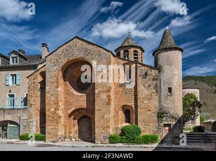 Saint-Pierre-et-Saint-Paul, Église Saint-Pierre et Saint-Paul, XIIe siècle, style roman, village d'Ispagnac, Gorges du Tarn, Lozère, France Banque D'Images