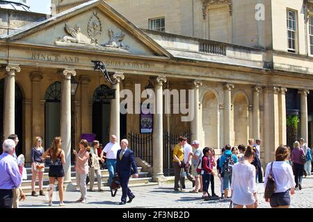 8-9, rue New Bond, Bath. Bain ; vue générale sur le bain, le centre commercial Southgate, les unités de vente au détail et la signalisation. Banque D'Images