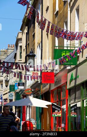 8-9, rue New Bond, Bath. Bain ; vue générale sur le bain, le centre commercial Southgate, les unités de vente au détail et la signalisation. Banque D'Images