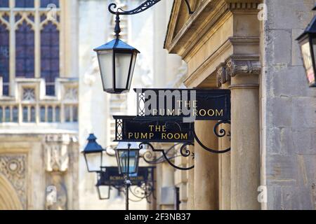 8-9, rue New Bond, Bath. Bain ; vue générale sur le bain, le centre commercial Southgate, les unités de vente au détail et la signalisation. Banque D'Images