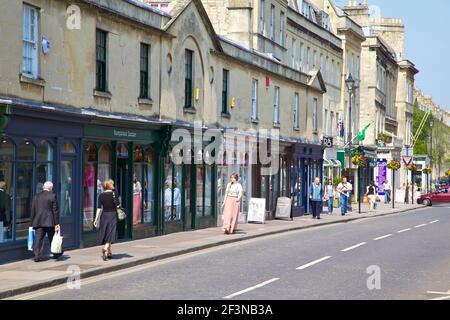 8-9, rue New Bond, Bath. Bain ; vue générale sur le bain, le centre commercial Southgate, les unités de vente au détail et la signalisation. Banque D'Images