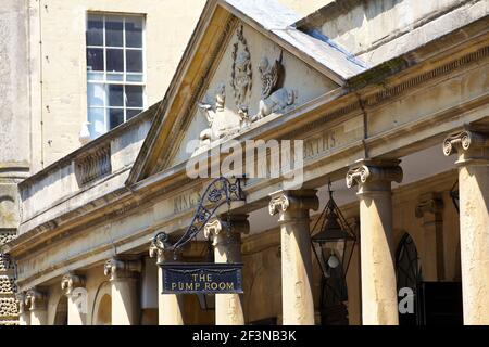 8-9, rue New Bond, Bath. Bain ; vue générale sur le bain, le centre commercial Southgate, les unités de vente au détail et la signalisation. Banque D'Images