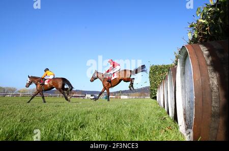 Tiger Roll (à droite), monté par Keith Donoghue, est vu sauter une clôture pendant la Glenfarclas Chase pendant la deuxième journée du Cheltenham Festival à l'hippodrome de Cheltenham. Date de la photo: Mercredi 17 mars 2021. Banque D'Images