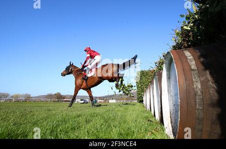 Tiger Roll, monté par Keith Donoghue, saute une clôture pendant la Glenfarclas Chase pendant la deuxième journée du Cheltenham Festival à Cheltenham Racecourse. Date de la photo: Mercredi 17 mars 2021. Banque D'Images