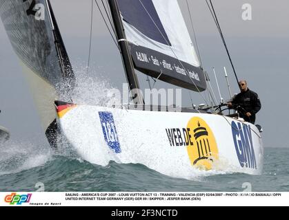 VOILE - COUPE DE L'AMÉRIQUE 2007 - LOUIS VUITTON ACT 13 - FORMATION - VALENCE (ESP) 02/04/2007 - PHOTO : IGNACIO BAAIXAULI / DPPI UNITED INTERNET TEAM ALLEMAGNE (GER) GER 89 / SKIPPER : JESPER BANK (DEN) Banque D'Images